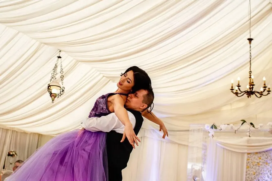 Figură de vals în rochie mov