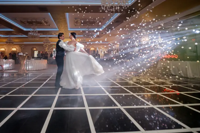 Dansul mirilor printre artificii de scenă, pe ringul cu grilă