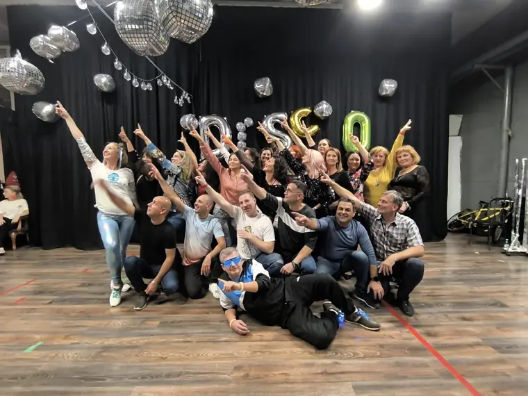 Cursanții la petrecerea disco din studio