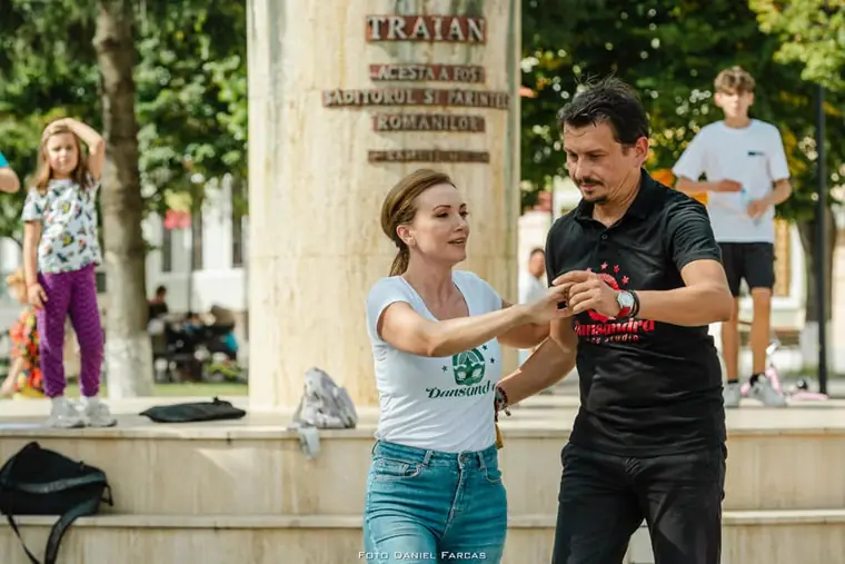 Pas de bachata în piața din centru