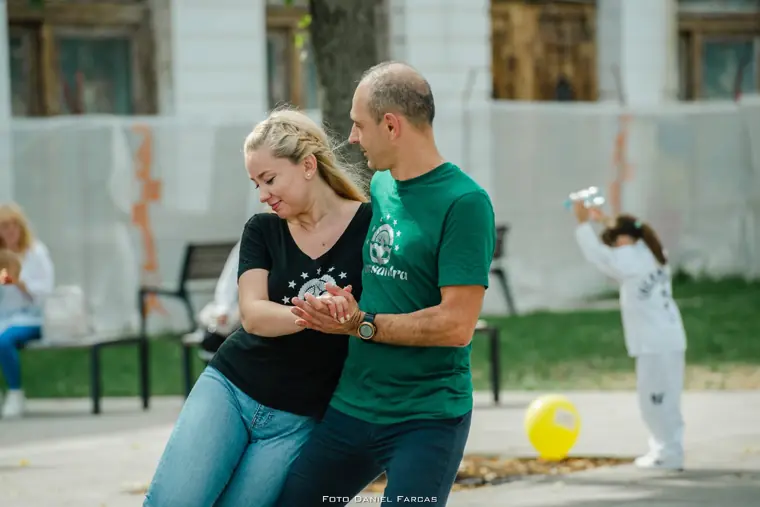 Salsa în parc, sub privirea copiilor