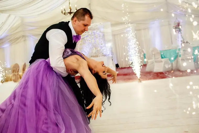 Figură de final în rochie mov, la Archia Wedding Fair