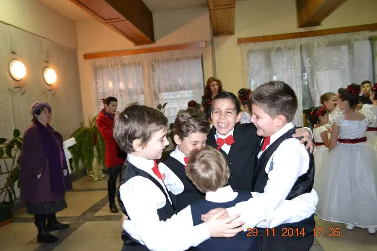 Băieții de la balul de vals, bucuroși după dans