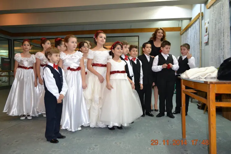 Bal de vals pentru copii, rochii albe și papioane