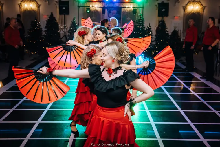 Coregrafie cu evantaie roșii pe scenă, la gala Dansandra