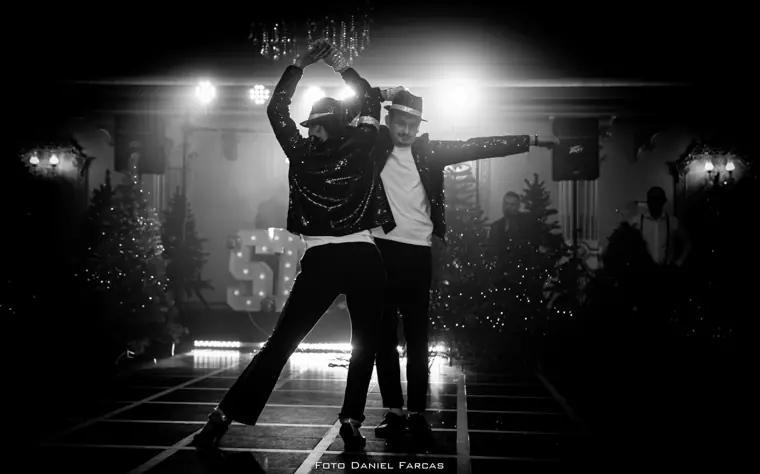 Duet în stil Michael Jackson, alb-negru