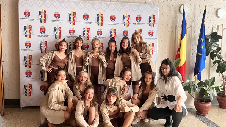 Grupa de copii, la un eveniment oficial
