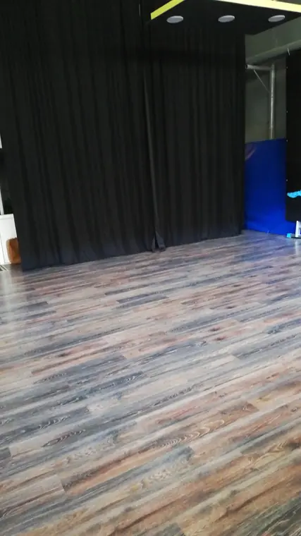 Sala Dansandra: parchet și cortină neagră