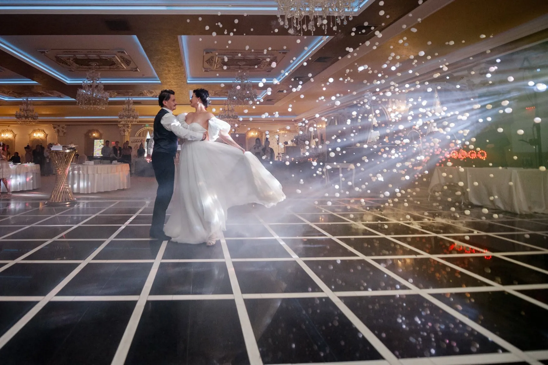 Dansul mirilor printre artificii de scenă, pe ringul cu grilă luminoasă